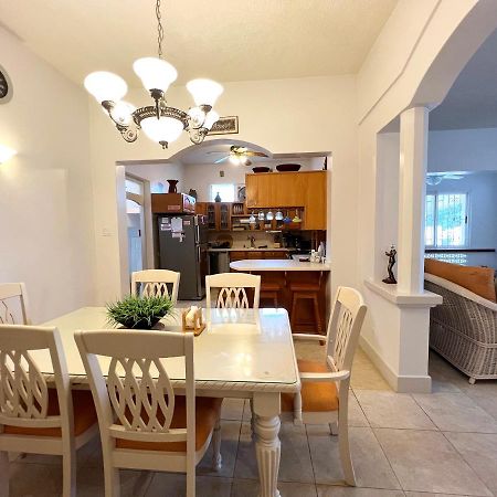 Welcome To The Unpretentious And Breezy Graceville, Steps Away From The Beach Saint James Exteriör bild